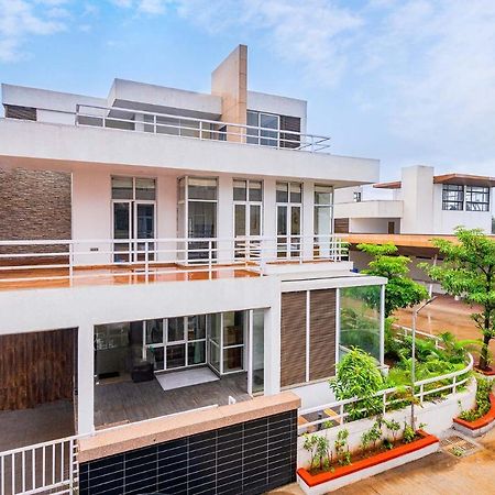 Sierra Skies By Stayvista - A Mountain-View Villa Featuring A Rooftop Swimming Pool, Jacuzzi, Turf, And A Gym For An Elevated Stay Lonavala Eksteriør billede